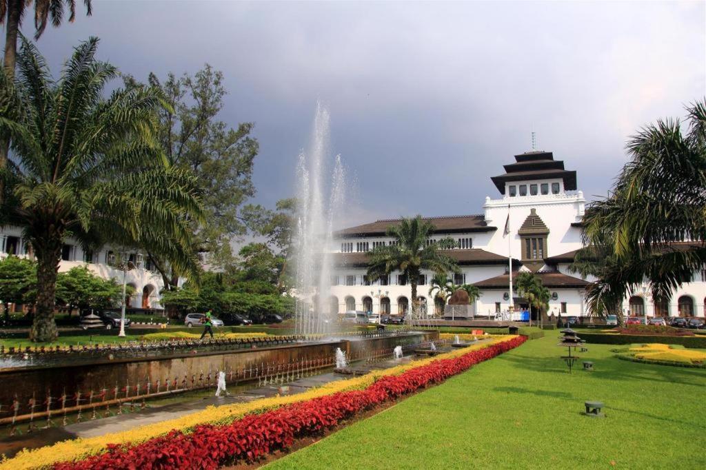 Mitra Bandung Hotel Esterno foto